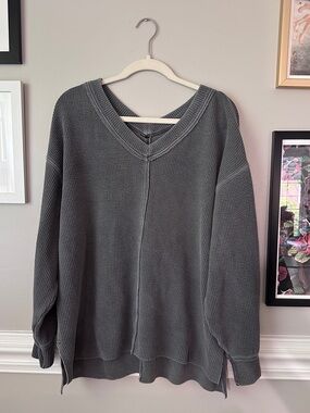 aerie Wonder Textured V-Neck Sweatshirt in Smoked Gray | M